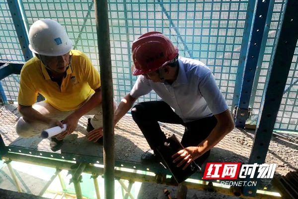 長(zhǎng)沙開(kāi)展附著式升降腳手架施工安全專項(xiàng)檢查 簽發(fā)停工通知書(shū)3份，筑牢高空作業(yè)“安全網(wǎng)”